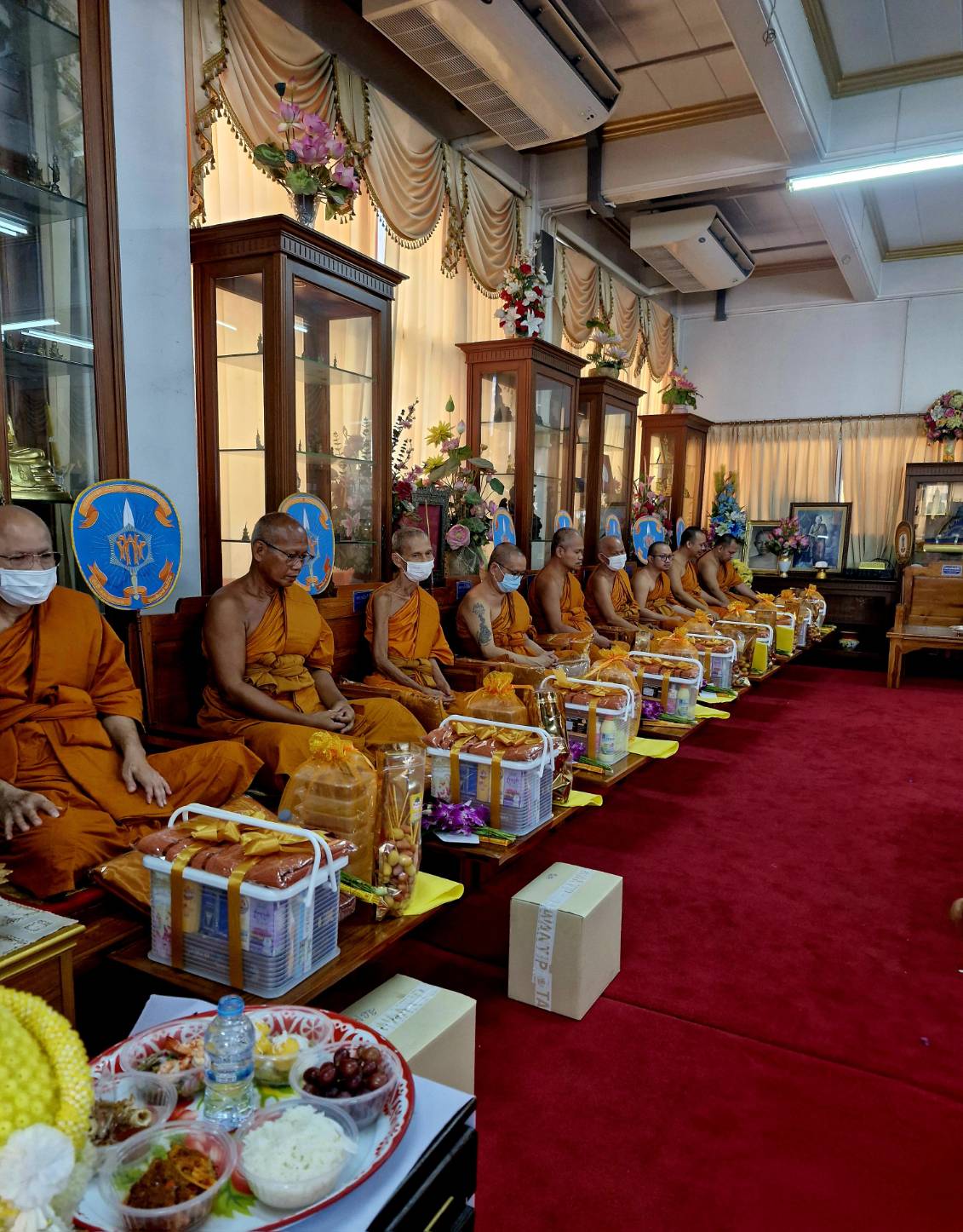 KU 34 มอบเงินและเครื่องอุปโภค บริโภค ให้บ้านกึ่งวิถีชาย-หญิง
