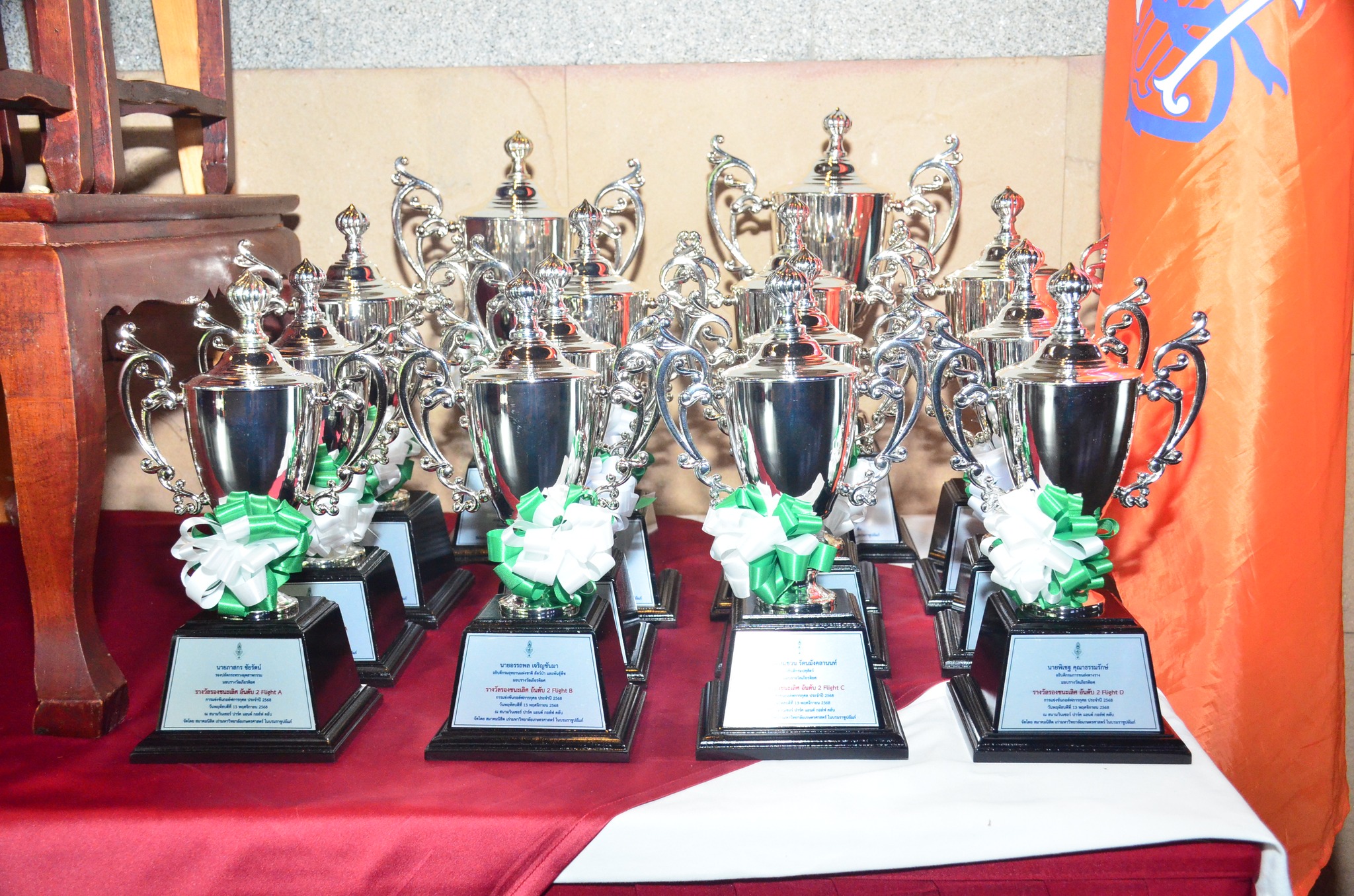 จัดการแข่งขันกอล์ฟการกุศล