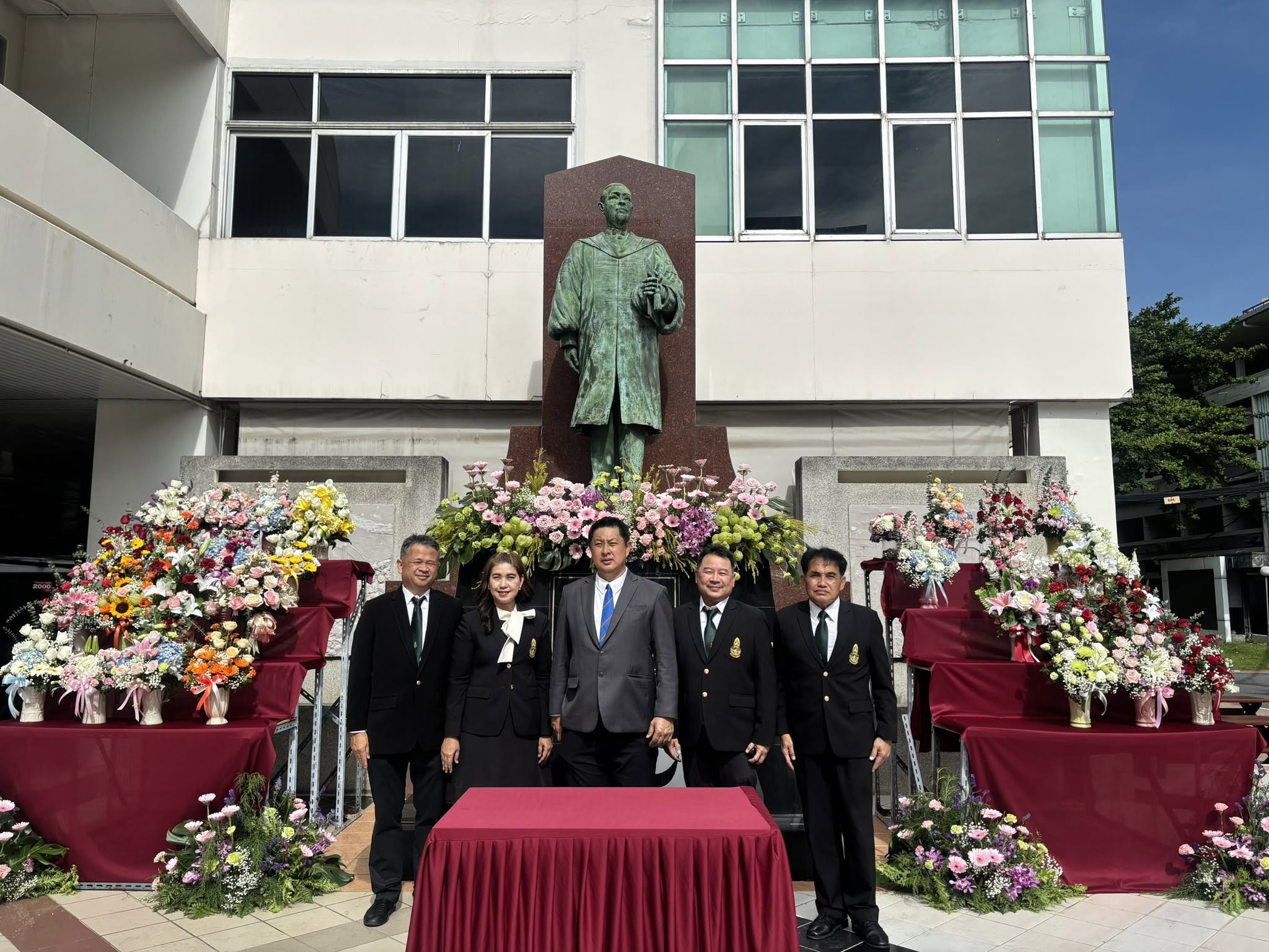 ร่วมวางแจกันดอกไม้อนุสาวรีย์ มล.ชูชาติ กำภู