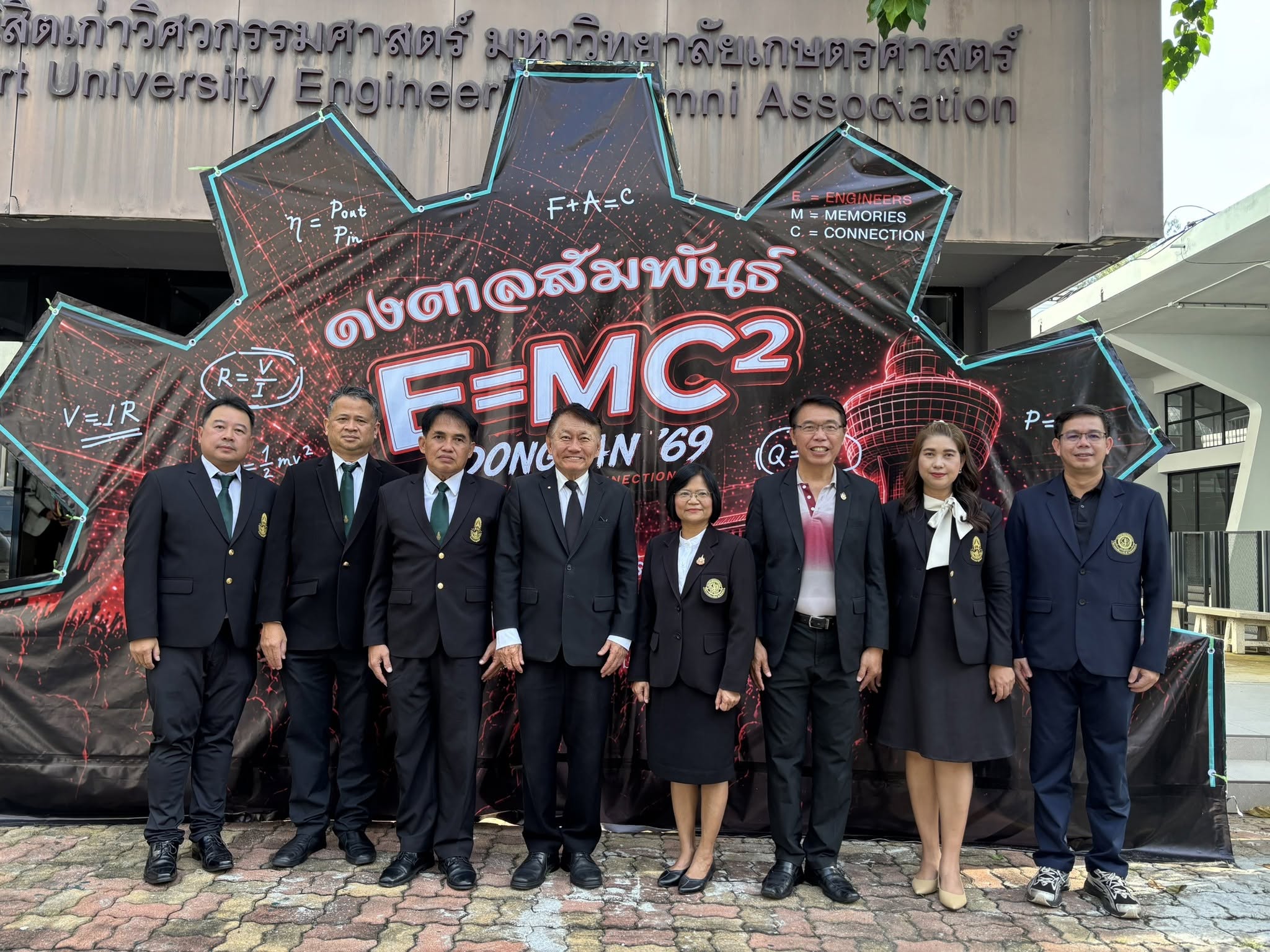 ร่วมวางแจกันดอกไม้อนุสาวรีย์ มล.ชูชาติ กำภู