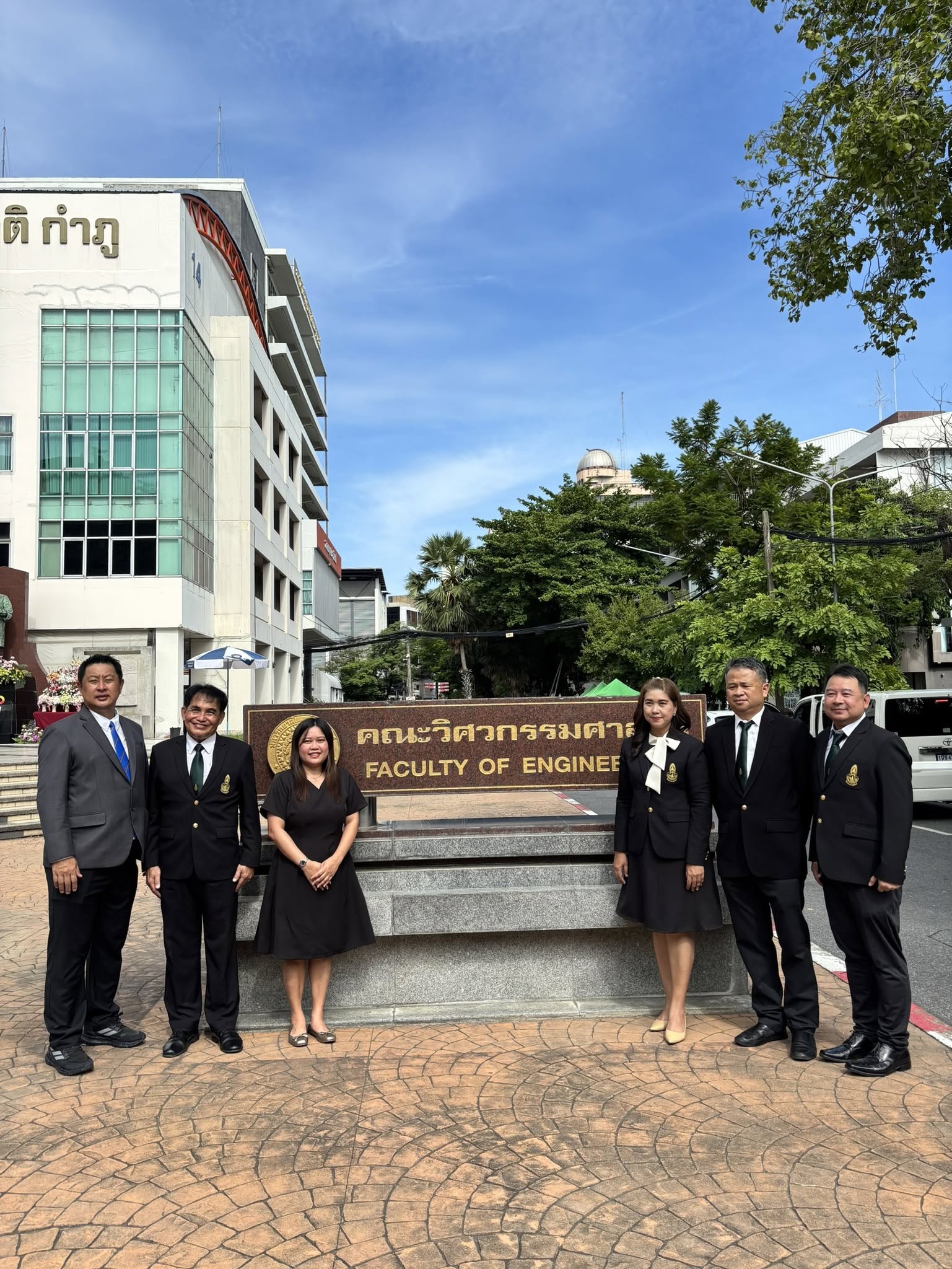 ร่วมวางแจกันดอกไม้อนุสาวรีย์ มล.ชูชาติ กำภู